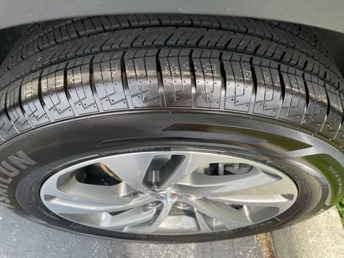 Used 2023 Buick Envision Essence FWD image 31