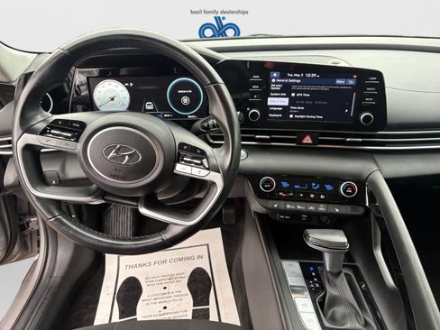 Used 2022 Hyundai Elantra SEL w/ Convenience Package FWD image 10