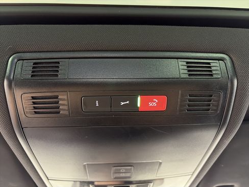 Used 2023 Volkswagen Tiguan SE R-Line FWD image 30