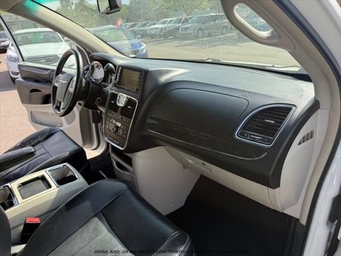 Used 2014 Chrysler Town & Country Touring FWD image 18
