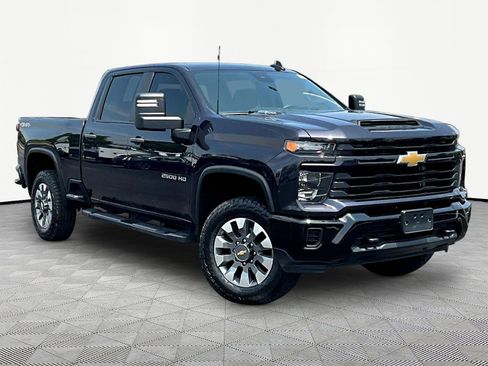 Used 2024 Chevrolet Silverado 2500 Custom AWD/4WD image 3