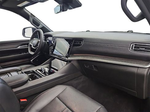 Used 2023 Jeep Wagoneer L Series II image 27