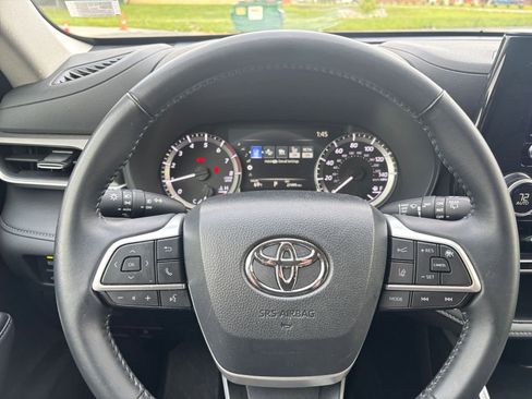 Used 2025 Toyota Highlander LE FWD image 36