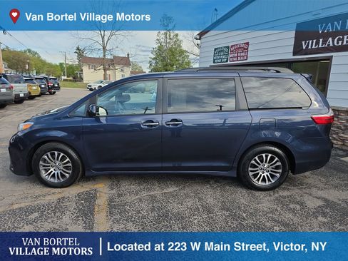 Used 2019 Toyota Sienna XLE w/ XLE Navigation Package FWD image 8