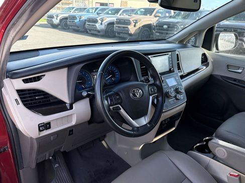 Used 2020 Toyota Sienna XLE FWD image 9