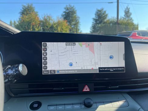 Used 2025 Hyundai Elantra Limited image 21