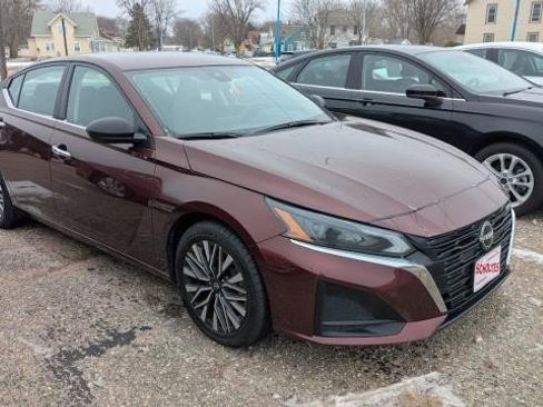 Used 2024 Nissan Altima 2.5 SV image 2