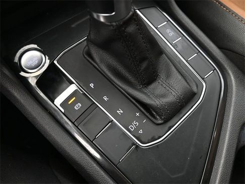 Used 2018 Volkswagen Tiguan SEL image 33