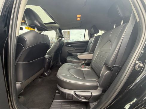 Used 2021 Toyota Highlander XLE image 21