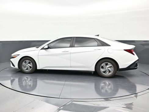 Used 2024 Hyundai Elantra SE FWD image 2