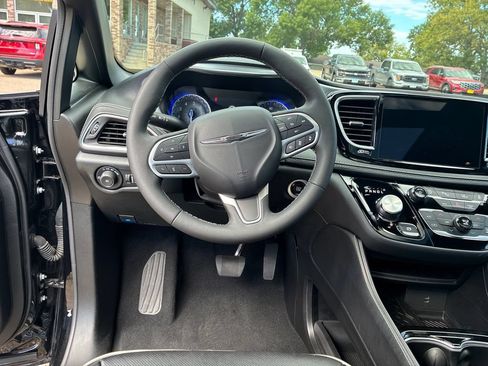 Used 2026 Chrysler Pacifica Limited FWD image 13