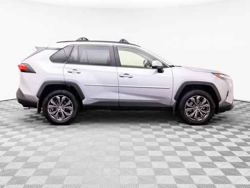 Used 2022 Toyota RAV4 XLE Premium AWD/4WD image 8