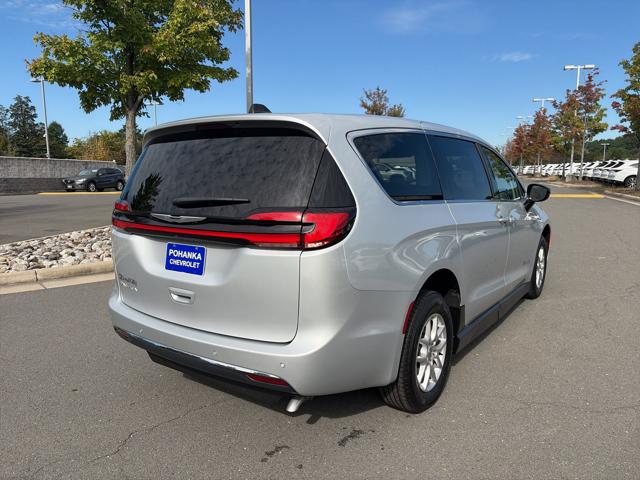 Used 2024 Chrysler Pacifica Touring-L FWD image 8