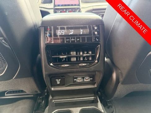 Used 2023 Jeep Grand Cherokee L Limited w/ Luxury Tech Group II AWD/4WD image 20
