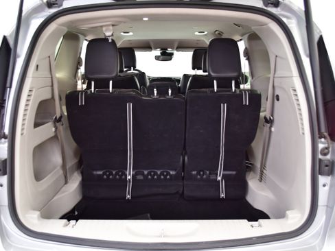Used 2024 Chrysler Pacifica Touring-L FWD image 8