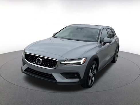 Used 2025 Volvo V60 B5 Cross Country Plus image 7