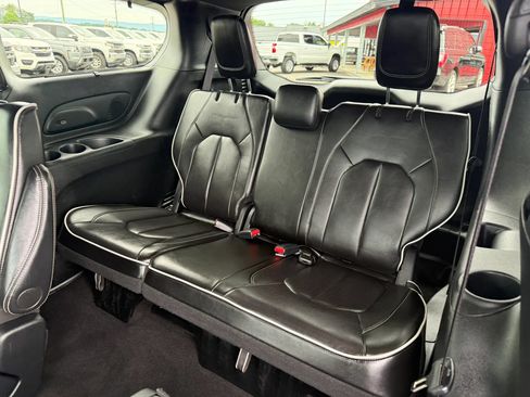 Used 2025 Chrysler Pacifica Limited FWD image 16