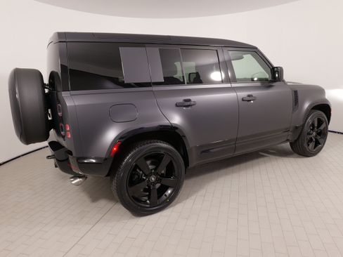 Used 2025 Land Rover Defender 110 V8 AWD/4WD image 13