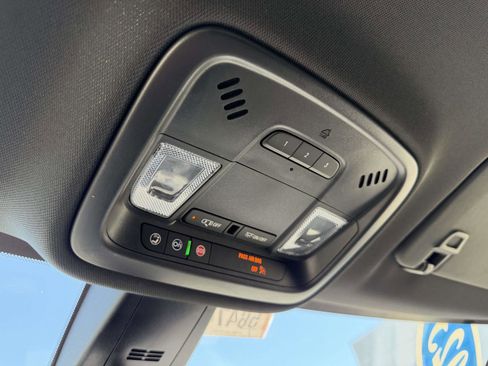Used 2023 Chevrolet Traverse LT FWD image 34