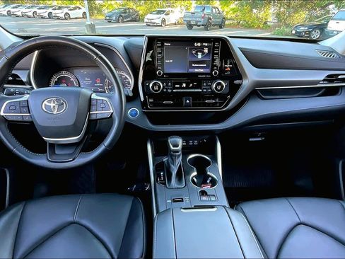 Used 2022 Toyota Highlander XLE image 15