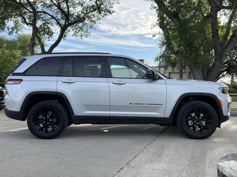 Used 2025 Jeep Grand Cherokee Altitude image 7