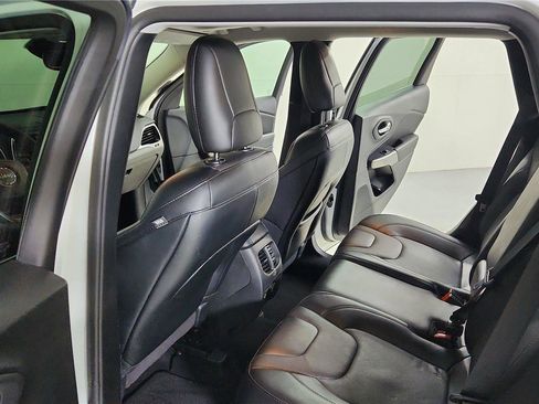 Used 2022 Jeep Cherokee Limited image 24