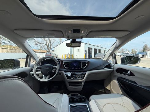 Used 2017 Chrysler Pacifica Limited w/ UConnect Theater Package image 37