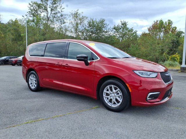 Used 2025 Chrysler Pacifica Select FWD image 3