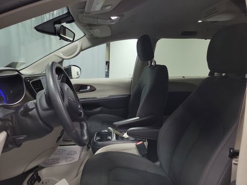 Used 2017 Chrysler Pacifica Touring Plus w/ Tire & Wheel Group image 13