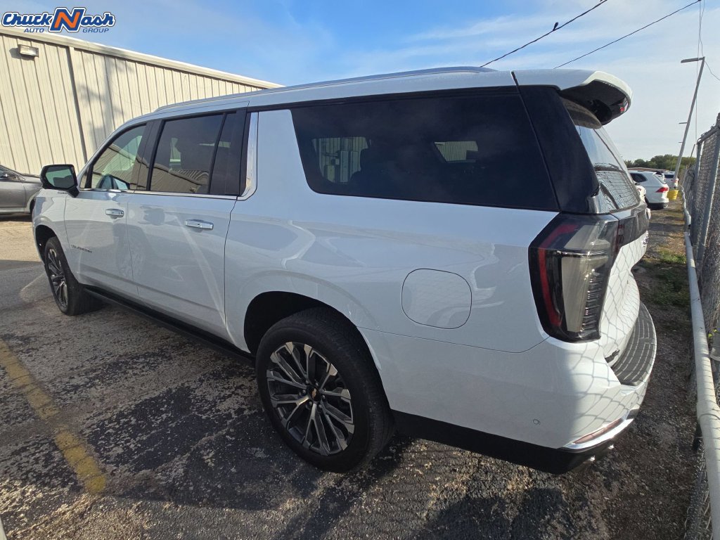 Used 2026 Chevrolet Suburban High Country AWD/4WD image 4