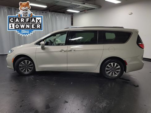 Used 2021 Chrysler Pacifica Touring-L FWD image 5