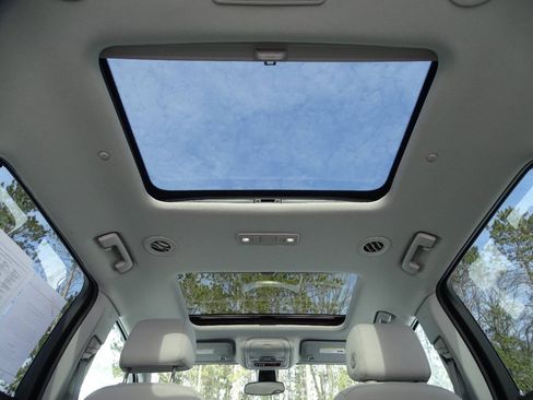 Used 2023 GMC Acadia AWD SLE image 2