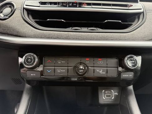 Used 2024 Jeep Compass Latitude AWD/4WD image 19