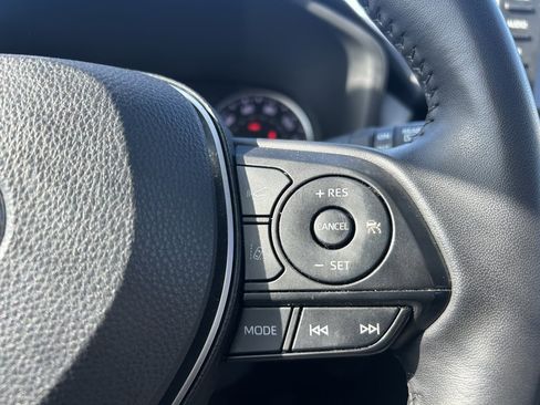 Used 2022 Toyota RAV4 XLE Premium image 19