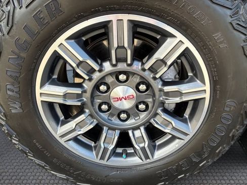 Used 2024 GMC Sierra 1500 AT4 w/ Technology Package AWD/4WD image 15