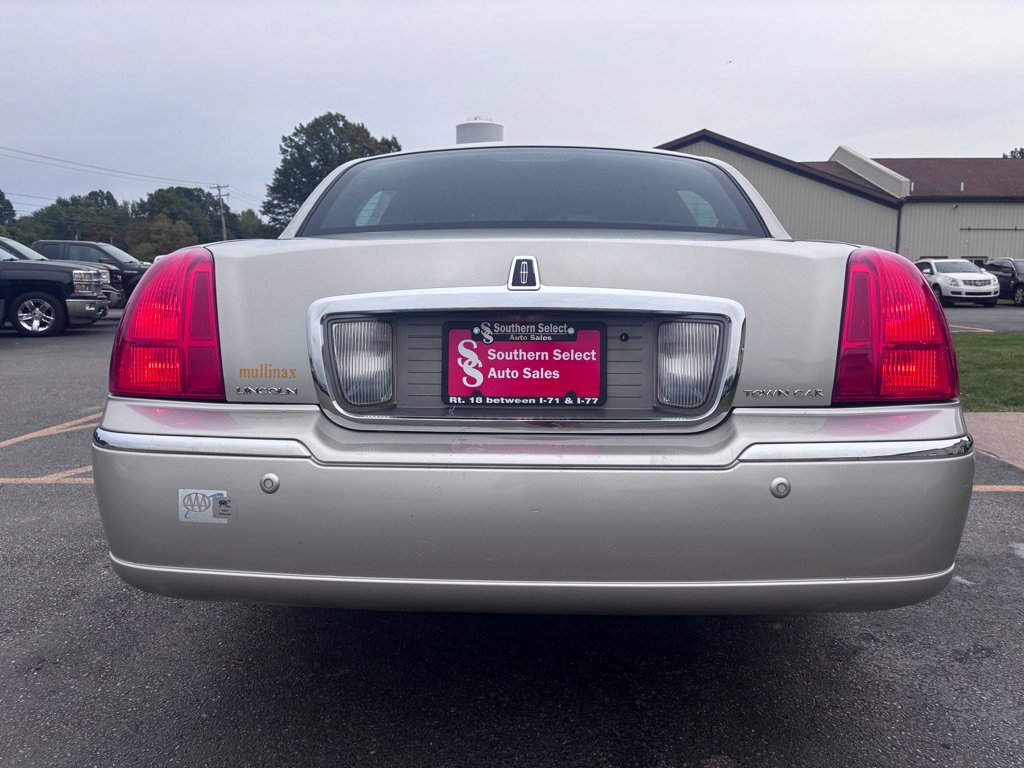 Used 2004 Lincoln Town Car Executive RWD image 7