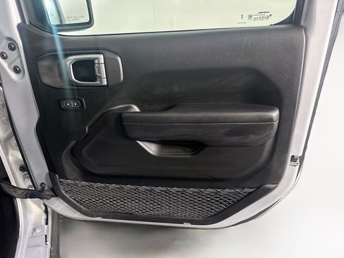 Used 2024 Jeep Wrangler Unlimited AWD/4WD image 32