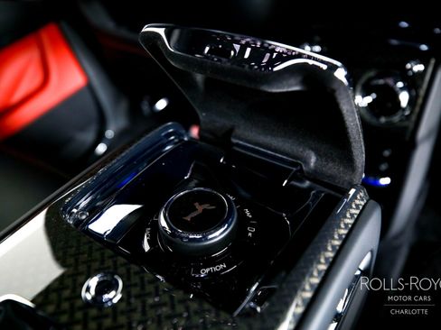 Used 2022 Rolls-Royce Cullinan Black Badge image 33