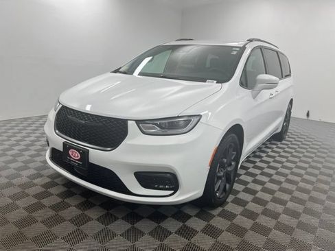 Used 2022 Chrysler Pacifica Touring-L w/ Uconnect Theater Family Group AWD/4WD image 2