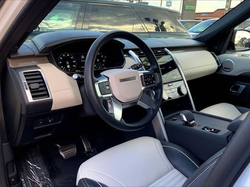 Used 2024 Land Rover Discovery Metropolitan Edition image 17