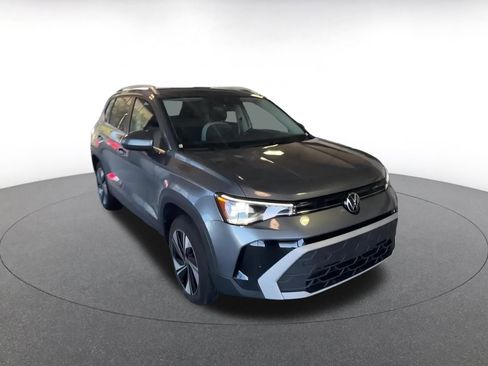 Used 2025 Volkswagen Taos SE image 3