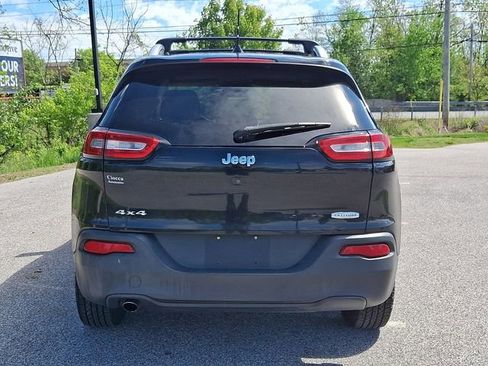 Used 2017 Jeep Cherokee Latitude AWD/4WD image 5