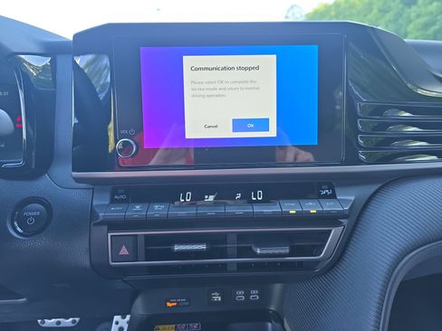 Used 2025 Toyota Camry SE w/ Convenience Package FWD image 21