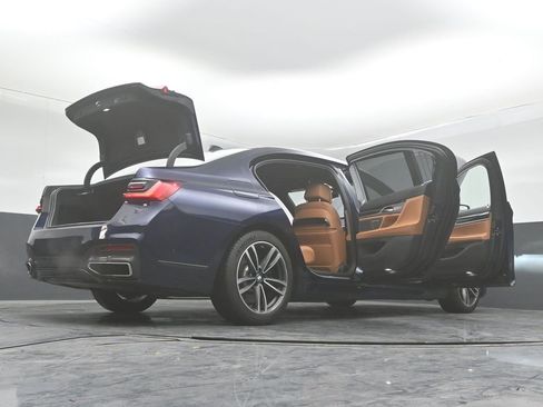 Used 2022 BMW 750i xDrive w/ Luxury Rear Seating Package image 51