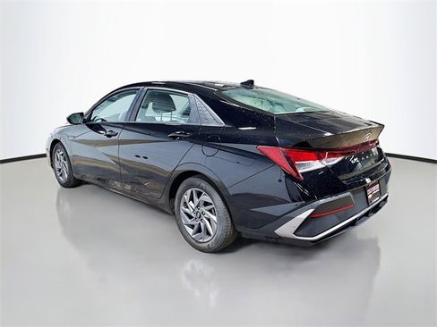 Used 2024 Hyundai Elantra SEL image 9