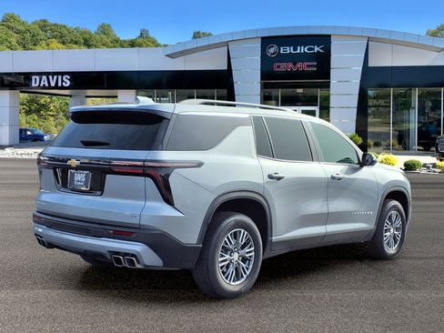 Used 2024 Chevrolet Traverse LT FWD image 4