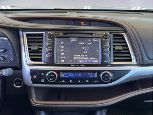 Used 2017 Toyota Highlander XLE FWD image 11