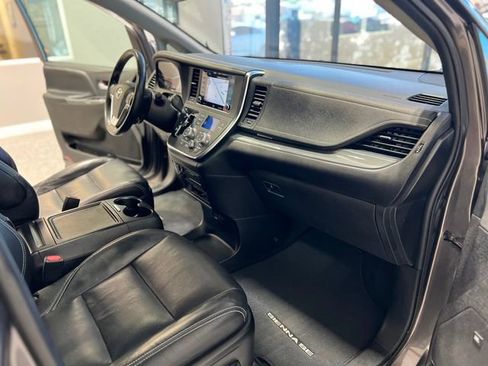 Used 2019 Toyota Sienna SE Premium image 24