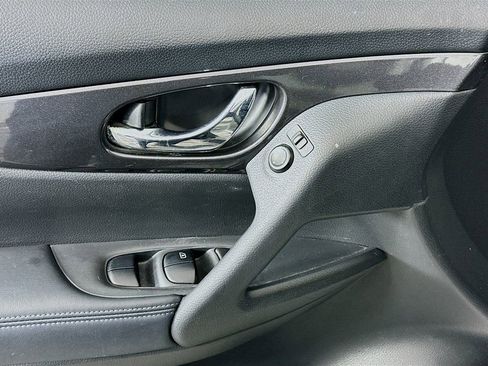 Used 2017 Nissan Rogue SV image 17