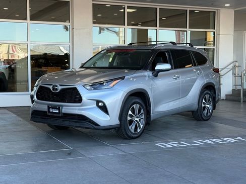 Used 2022 Toyota Highlander XLE image 2